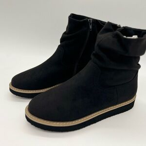 Avenue Women's Wide Width Sophie Ankle Boot size 8.5W